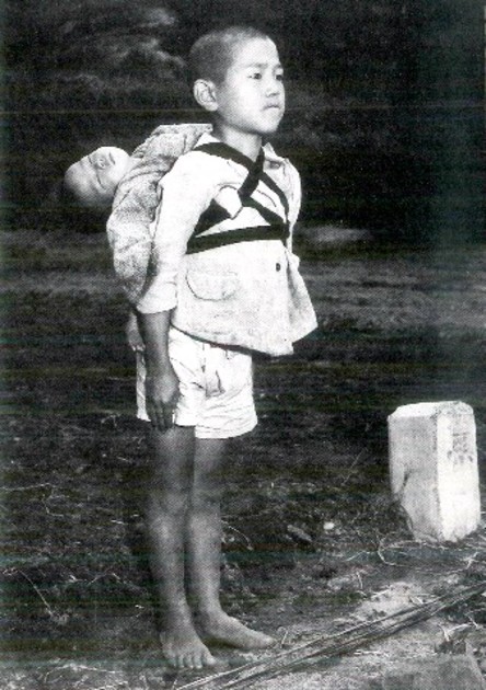 焼き場に立つ少年