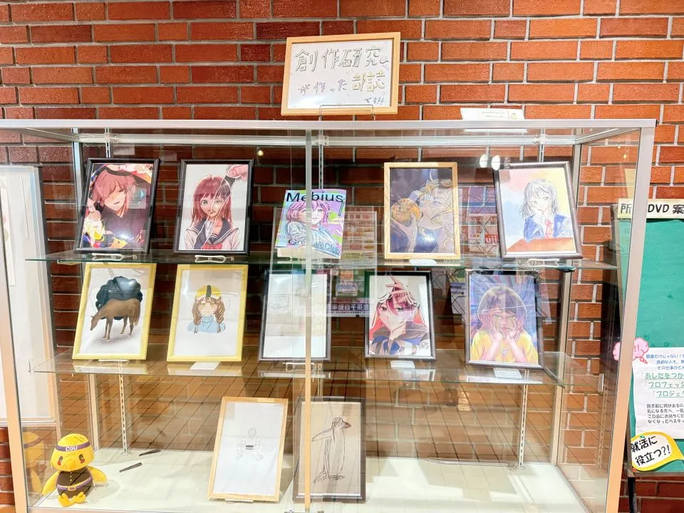 創作研究部ガラス展示