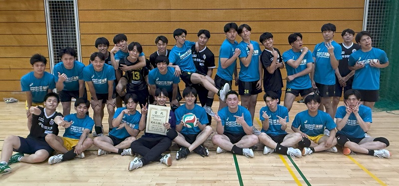 中央学院大学優勝チーム写真②サポートメンバーも加わっての記念撮影