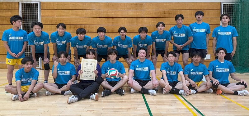 中央学院大学優勝チーム写真①天皇杯記念Ｔシャツを着て記念撮影をする選手達