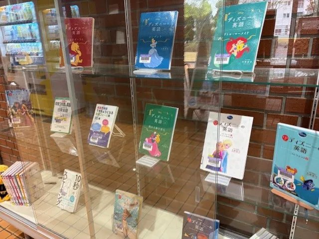 ガラスショーケース４月英語 2