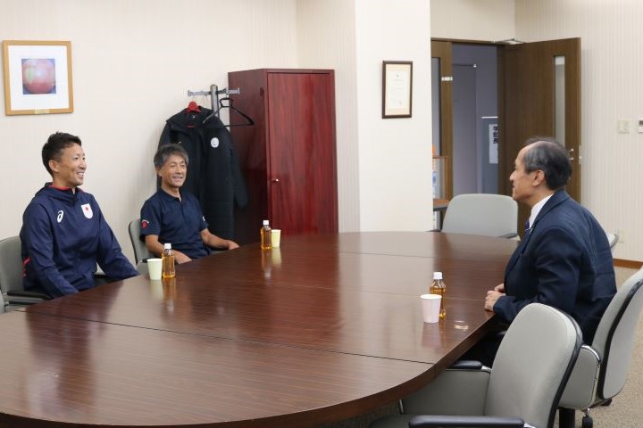 バレーボール部OB上場雄也さんが大村学長を表敬訪問_02