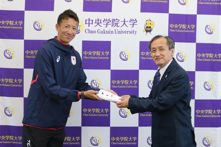 バレーボール部OB上場雄也さんが大村学長を表敬訪問_03