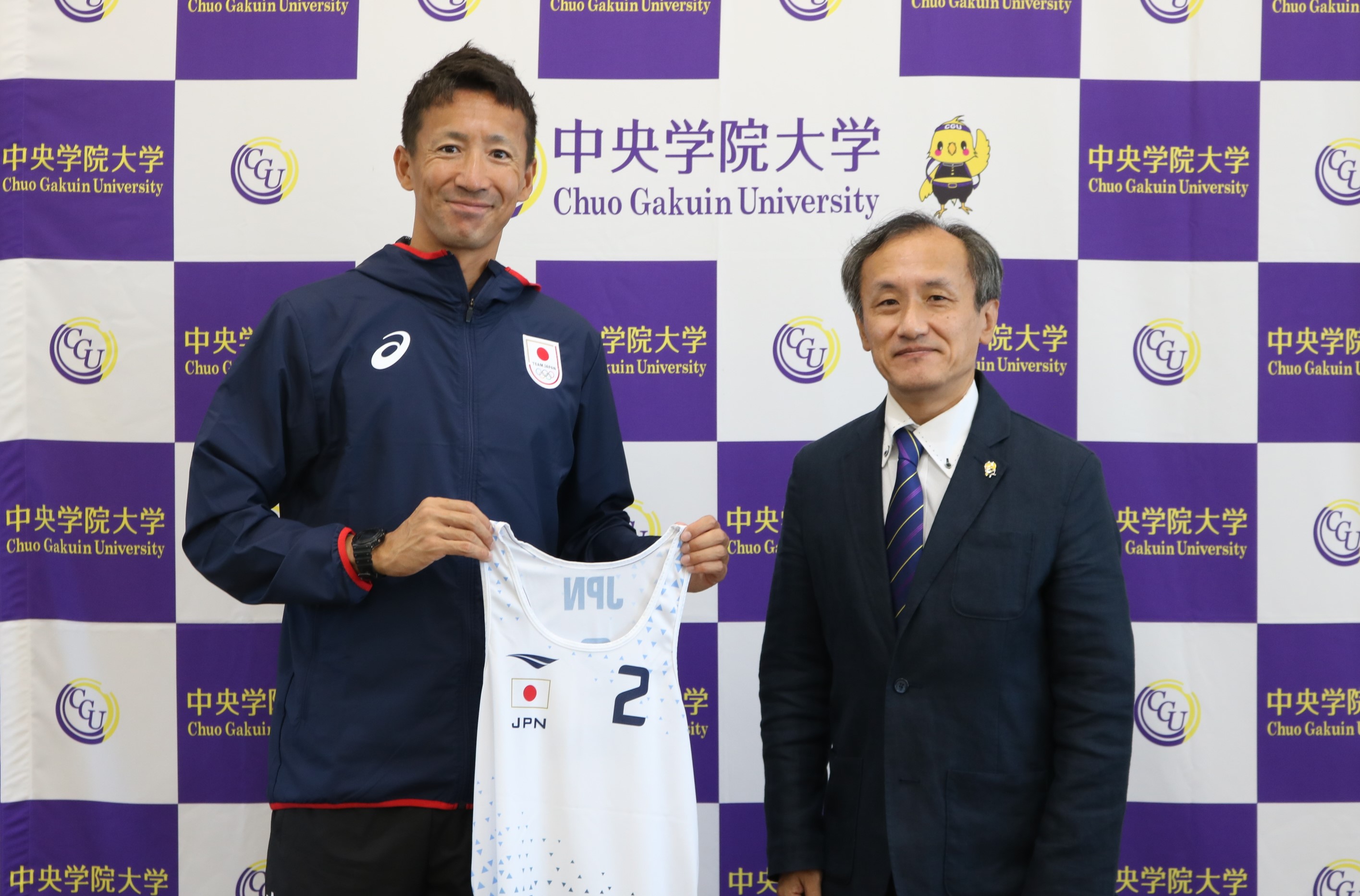 バレーボール部OB上場雄也さんが大村学長を表敬訪問_01