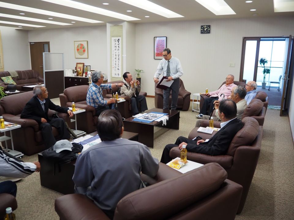 卒業生（商学部3期生）理事長訪問HP用①