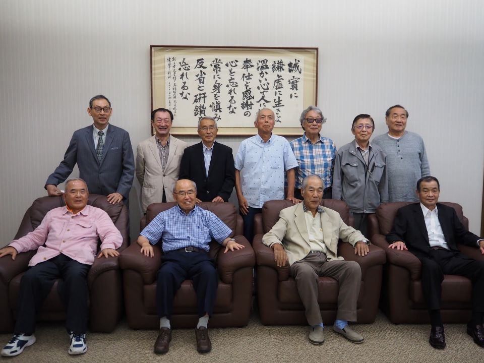 卒業生（商学部3期生）理事長訪問HP用②